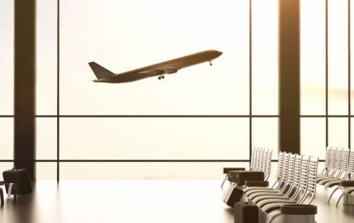 immagine di un aereo in volo in un aeroporto