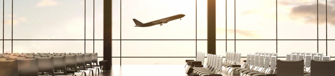 immagine di un aereo in volo in un aeroporto